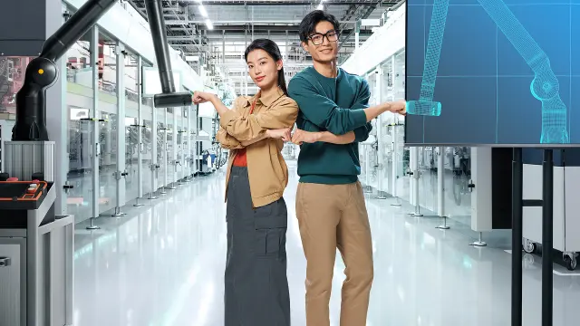 一个多元化的群体高举印有 “Join the Team” 字样的围巾。一人向观众挥手致意 