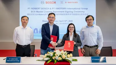 见证人：X-motors CEO 李晓萌、博世汽车服务网络亚太区副总裁 吕轶海 签约人：X-motors执行董事 冯皓、博世智能出行售后印尼销售总监Iwandi Griselda