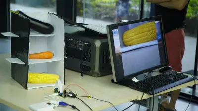 智慧冰箱以冰箱作为智能厨房的智慧中心，能实现食材的精准识别，根据冰箱内现有食材进行菜谱定制和烹饪指南，对库存较低的食材进行购物提醒或一键下单购买，并和厨房中其他家电互联协调共同工作。