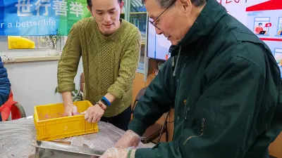 图：博世志愿者和长宁区刘三居委会辖区内的老人一起包汤圆、包饺子。