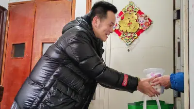 图片：博世志愿者将社区老人一起制作的汤圆（饺子）分发给辖区内行动不便/困境的老人。