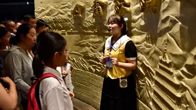 认真参观甘肃省博的孩子们