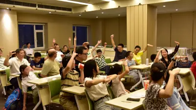 “兰州夜话”上欢乐的父母和孩子们