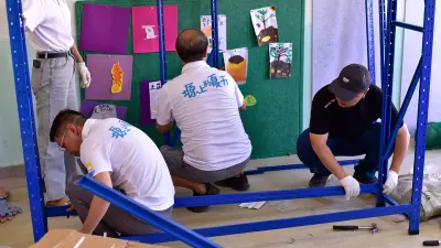 大小朋友齐动手，齐心协力组书架