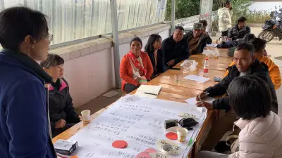 村民代表共同讨论社区问题、项目专家和村民一起讨论村域旅游经营管理与社区发展、外部协作者与村民讨论村域旅游经营管理和社区发展