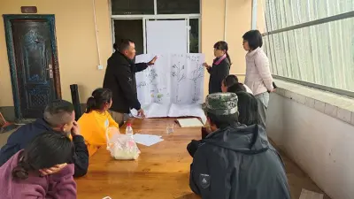 村民代表共同讨论社区问题、项目专家和村民一起讨论村域旅游经营管理与社区发展、外部协作者与村民讨论村域旅游经营管理和社区发展