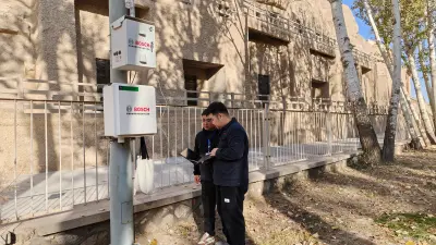 敦煌石窟监测中心团队成员在进行日常设备维护。