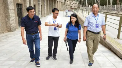 2019年，博世中国慈善中心团队就曾走访莫高窟，进行实地考察交流，确定项目细节。左起依此为：博世中国总裁徐大全，敦煌研究院石窟监测中心副研究馆员张国彬，博世中国慈善中心主任郑莉惠，中国敦煌石窟保护研究基金会理事长杨秀清