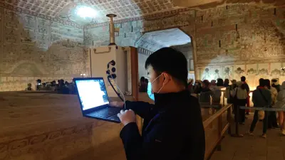 研究人员在游客参观的场景下检查实时颗粒物浓度数据